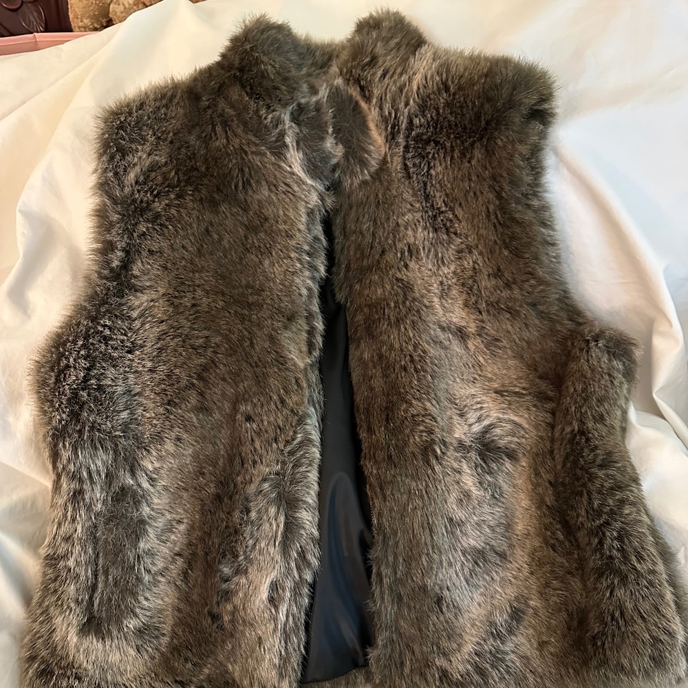 Faux fur reversible vest with zipper